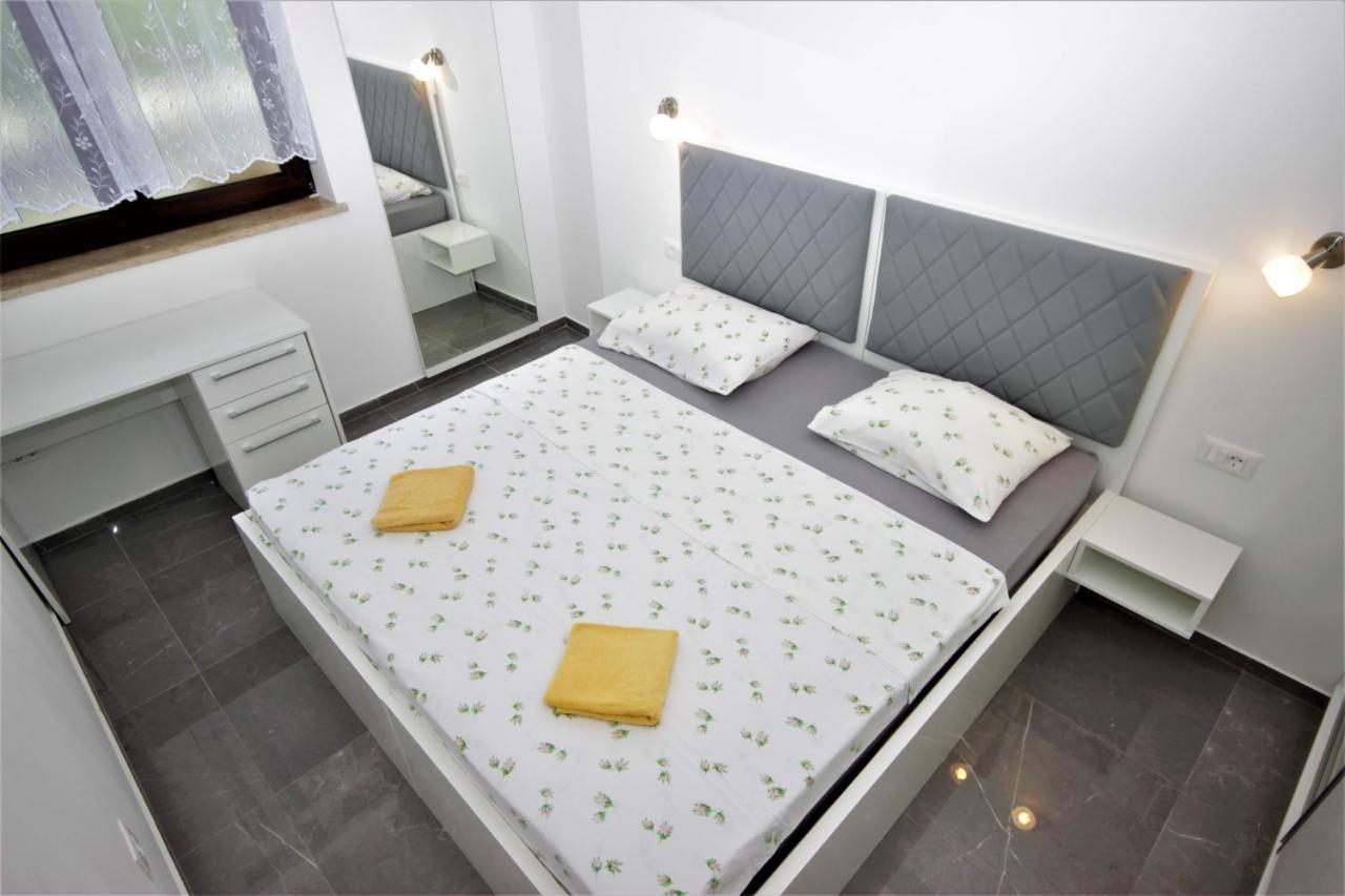 Apartments Smitran Banjole Bagian luar foto